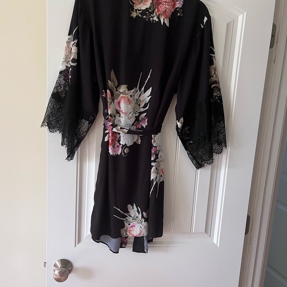 Beautiful floral Flora Nikrooz robe with lace details - Picture 2 of 3